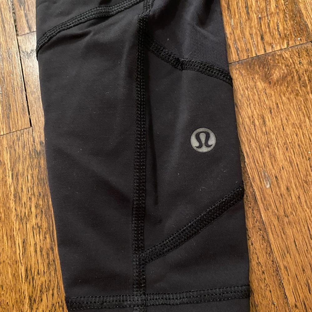 Lululemon cropped 21” leggings in black (Size 6)